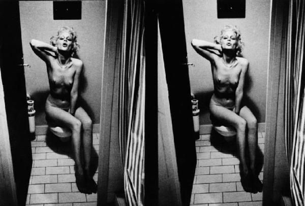 Donna nuda nella toilette