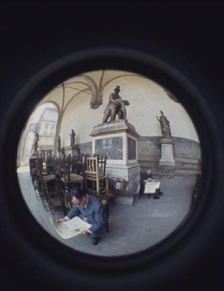 Firenze - Loggia del Bigallo - veduta da foro sferico - rigattiere - sedie