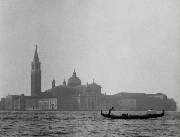 Veduta di Venezia in direzione P -zza S - Marco con una gondola di passaggio
