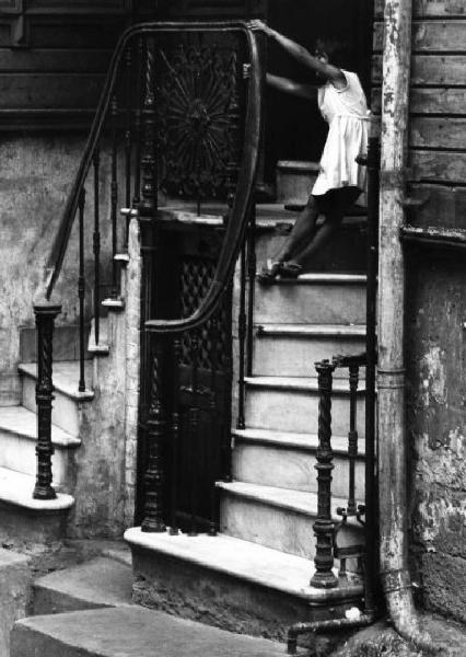 Bambina sulla scala di casa
