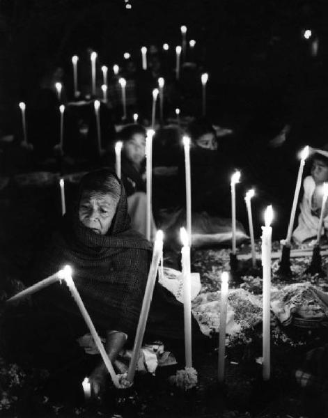 Fedeli in processione circondati da candele