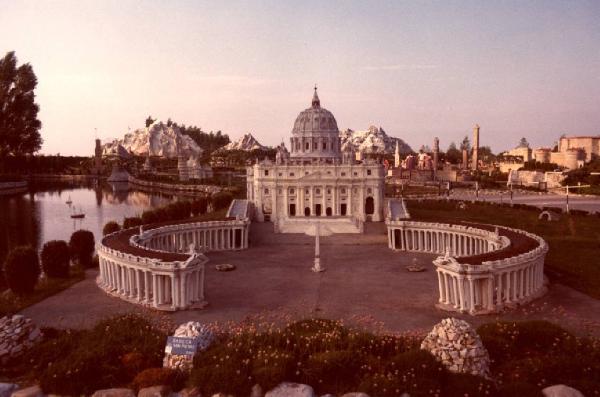 In scala. Rimini - Italia in miniatura - piazza e basilica di San Pietro in Vaticano