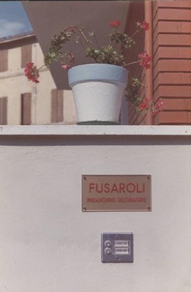 Colazione sull'erba. Modena - Particolare muretto di ingresso ad abitazione con pianta e targa