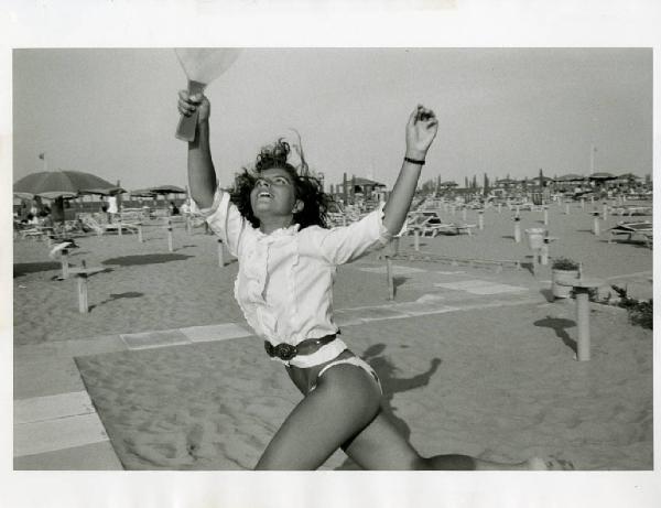 Rimini. Ritratto femminile - ragazza che gioca a racchettoni - spiaggia