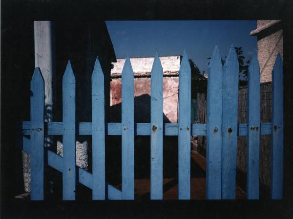 Fiumicino. Cancello blu in legno - edifici