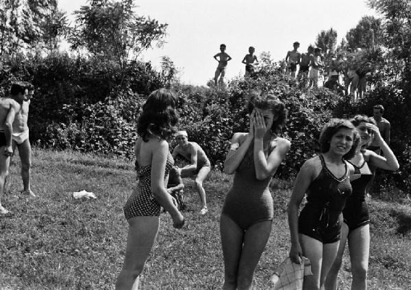 Canale Villoresi - Bagnanti domenicali - Giovani donne in costume da bagno - Ragazzini