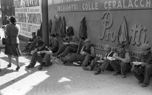 Milano - Lavoratori dei trasporti pubblici pranzano in strada