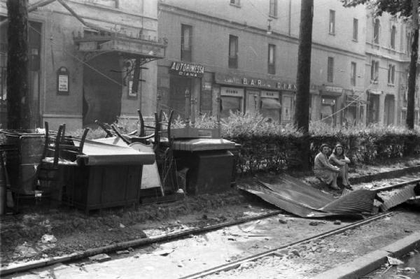 Italia Seconda Guerra Mondiale. Milano - viale Piave - La città dopo il bombardamento del 12 agosto 1943 - Mobili lungo i binari del tram