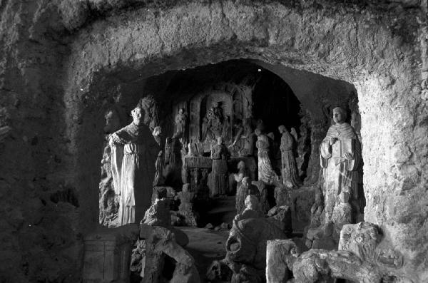 Italia del Sud. Italia Magica - Calabria - Pizzo Calabro - Grotta di Piedigrotta - tufo - statue