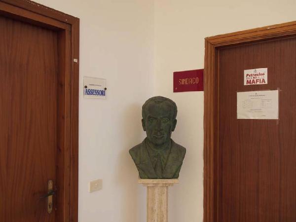 La Buona Politica. Petrosino - Edificio comunale: interno - Busto dell'onorevole Francesco De Vita