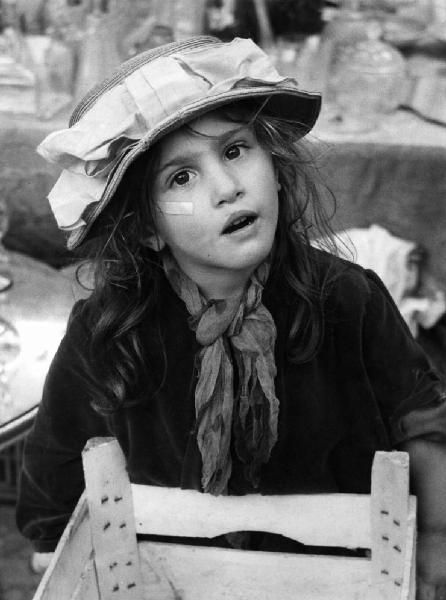 Fiera di Sinigaglia: Bimbi. Milano - Mercatino - Ritratto infantile - Bambina con cappello, cerotto sul viso, foulard