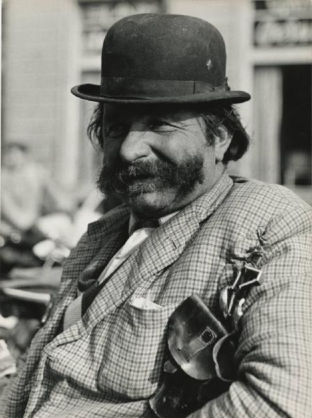 Fiera di Sinigaglia. Milano - Mercatino - Ritratto maschile - Anziano rigattiere con cappello, bombetta, baffi lunghi