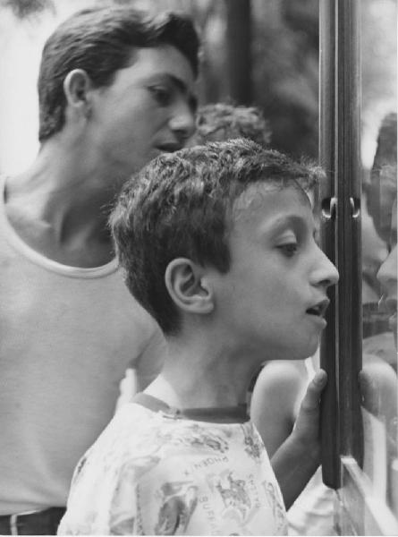 Napoli: Scugnizzi, guappetti. Napoli - Esterno - Ritratto infantile - Bambino con ragazzo davanti a una vetrina