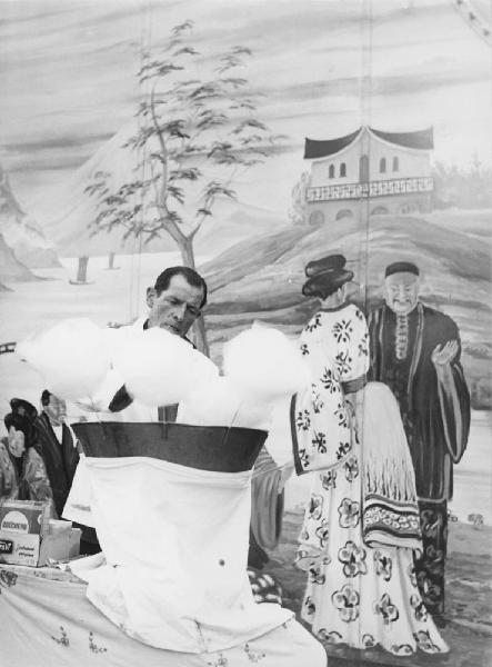 Luna park. Milano - Luna park - Ritratto maschile - Anziano venditore ambulante di zucchero filato: banchetto - Scenografia cinese sullo sfondo