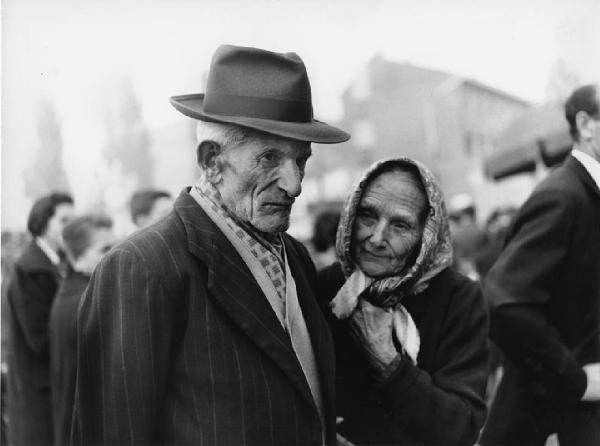 Luna park. Milano - Luna park - Ritratto di coppia - Anziani con cappello e foulard sulla testa