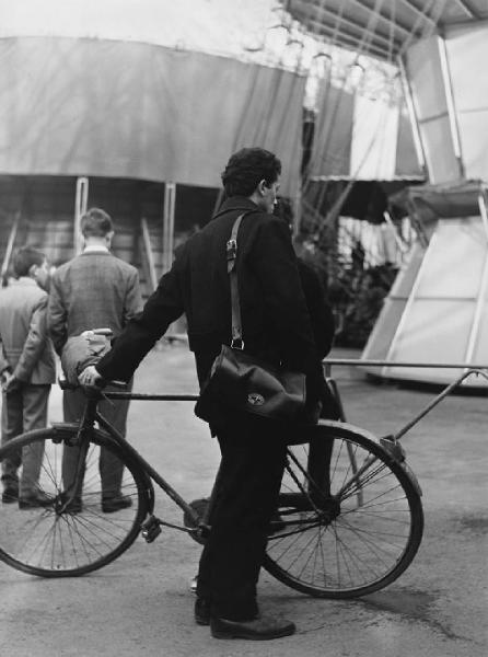 Luna park. Milano - Luna park - Ritratto maschile - Ragazzo di spalle con borsa e bicicletta