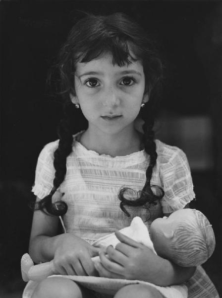 Napoli: Scugnizzi, passatempi. Napoli - Vicoli - Ritratto infantile - Bambina con pupazzo, bambola in braccio
