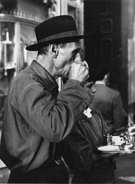 Napoli: Vicoli. Napoli - Vicoli - Ritratto maschile - Anziano con cappello beve caffè