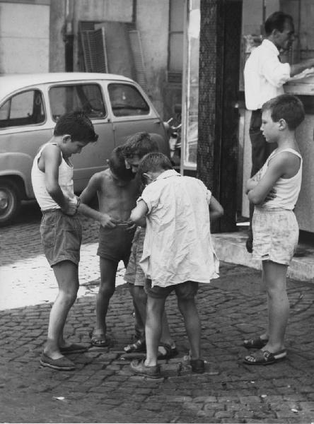 Napoli: Scugnizzi, incontri scontri. Napoli - Vicoli - Ritratto di gruppo - Bambini in cerchio mani sulla pancia - Sfida