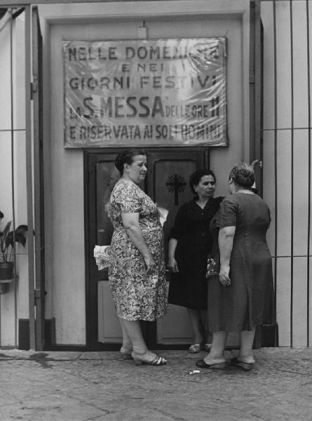 Napoli: La fede. Napoli - Vicoli - Ritratto di gruppo - Anziane davanti all'ingresso di una chiesa - Messa - Religione