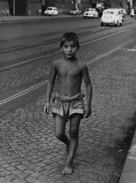 Napoli (?): Volti figure, ragazzi. Napoli (?) - Vicoli - Ritratto infantile - Bambino in pantaloncino a torso nudo, piedi nudi