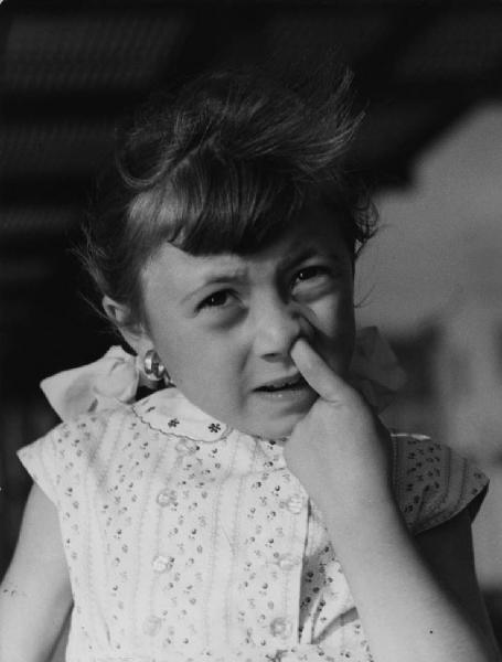 Napoli: Volti figure, ragazze. Napoli - Ritratto infantile - Bambina con dito nel naso
