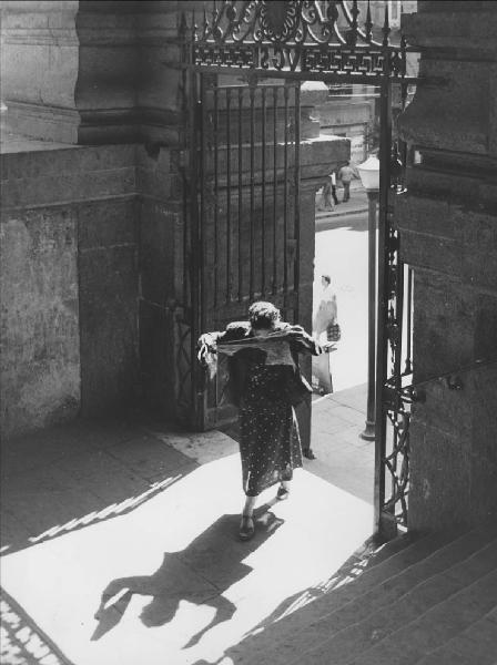 Napoli: La fede. Napoli - Ingresso di una chiesa, cancello e gradinata - Donna con foulard sulla testa - Religione