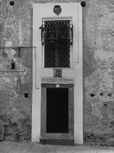 Napoli: La fede. Napoli - R. Arciconfraternita De SS. Michele ed Omobono dell'Arte dei Sartori - Ingresso - Campane alla finestra