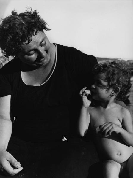 Napoli: Mare. Napoli - Mare - Ritratto di famiglia - Donna e bambina nuda con pane in bocca - Abbraccio - Cibo