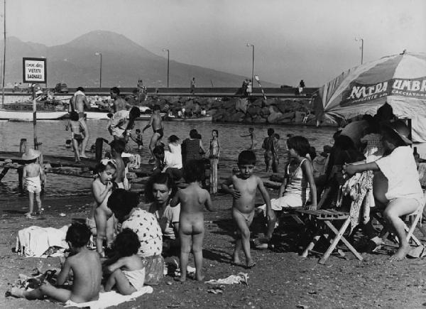 Napoli: Mare. Napoli - Mare - Spiaggia - Bambini, donne, ombrelloni, banchina - Cartello: divieto balneazione