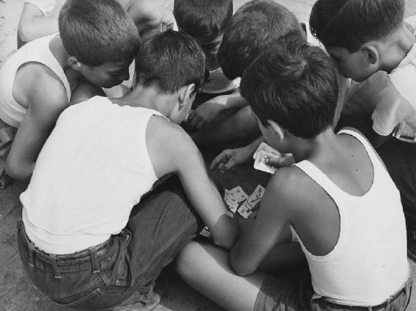 Napoli: Scene di vita varie. Napoli - Ritratto di gruppo - Bambini seduti in cerchio - Gioco delle carte