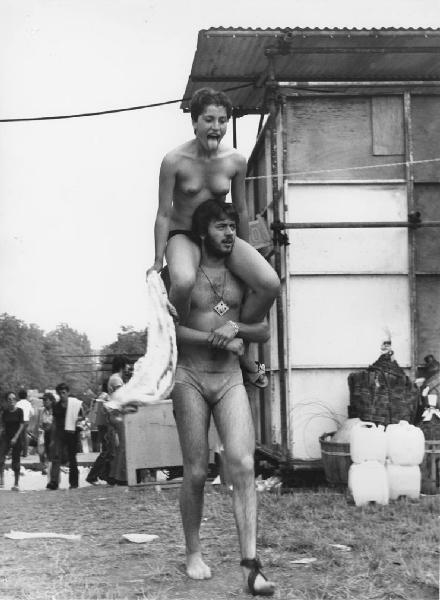 Festival Pop. Milano - Parco Lambro - Festival pop - Ritratto di coppia - Ragazza in spalle a un ragazzo - Nudo