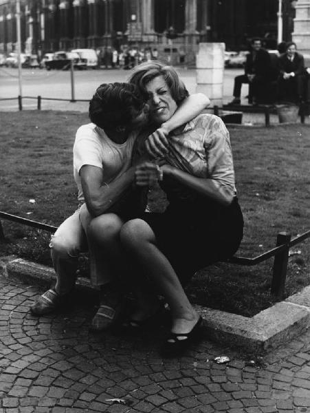 Mondo Beat: Amore. Milano - Piazza del Duomo - Ritratto di coppia - Ragazzi - Abbraccio, bacio