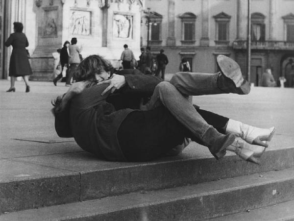 Piazza Duomo: Amore. Milano - Piazza del Duomo - Ritratto di coppia - Ragazzi sdraiati sui gradini - Bacio, abbraccio