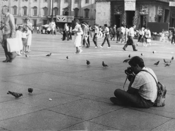Piazza Duomo: La foto. Milano - Piazza del Duomo - Ragazzo con macchina fotografica - Piccioni