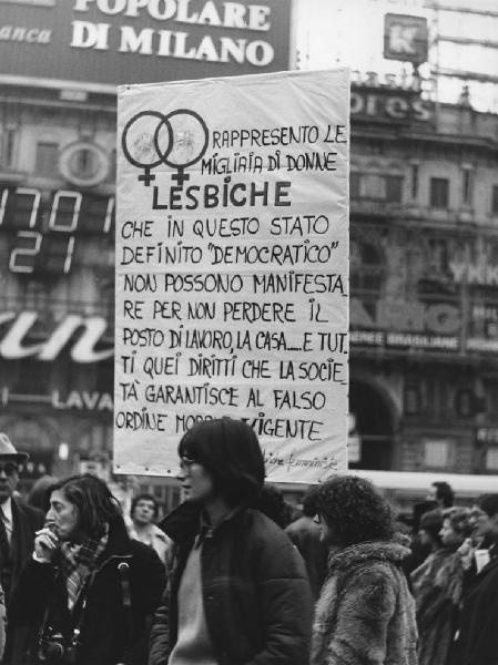 Piazza Duomo: Scritti. Milano - Piazza del Duomo - Manifestazione - Donne - Cartellone gruppo femministe con scritta pro diritti alle lesbiche, gay
