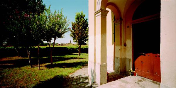 Attraverso la pianura. Trivolzio - A7 Milano Serravalle - Cappella votiva - Alberi in fiore
