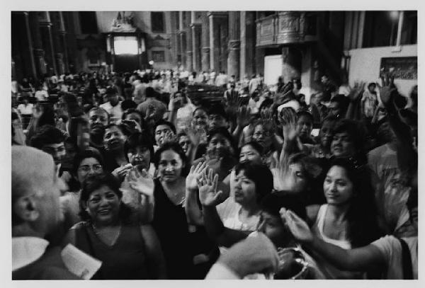 Assistenza integrazione solidarietà. Milano - Chiesa di Santo Stefano Maggiore - Ritratto di gruppo - Donne, uomini - Messa comunità latino americana