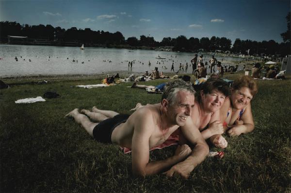 Sport e tempo libero. Segrate - Parco Idroscalo di Milano - Ritratto di gruppo - Anziani in costume da bagno sdraiati - Lago artificiale
