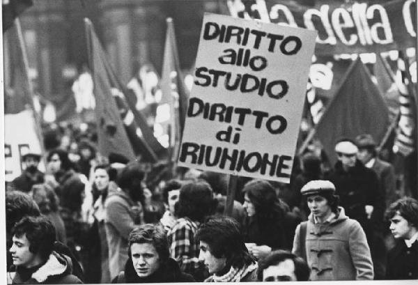 Mostra '68. Milano - Manifestazione della sinistra extraparlamentare - Corteo di studenti, ragazzi - Striscioni