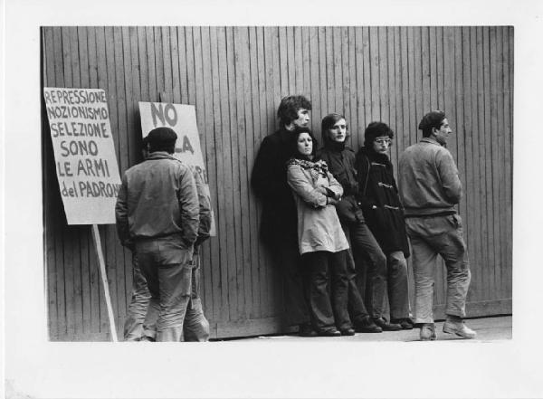 Mostra '68. Milano, Piazza del Duomo - Manifestazione studentesca - Gruppo di studenti - Operai - Cartelli di protesta