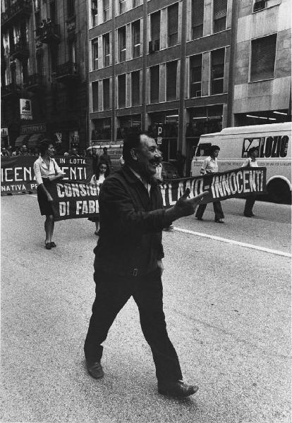 Manifestazioni contro i licenziamenti Innocenti. Milano - Manifestazione operaia, sciopero - Corteo di operai, Leyland Innocenti, uomo - Striscioni e cartelli di protesta