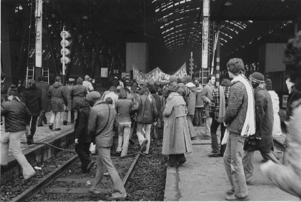 Manifestazioni Autonomia Operaia. Milano - Stazione ferroviaria F.S. - Occupazione Autonomia Operaia - Corteo di manifestanti - Striscioni