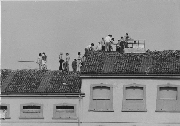 Carceri italiane. Milano - Carcere San Vittore - Rivolta detenuti - Carcerati sul tetto