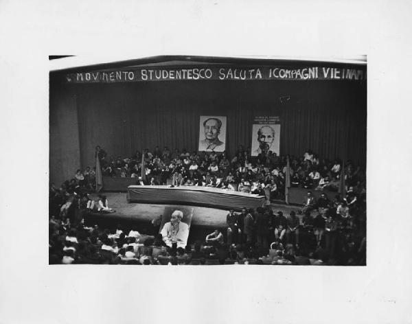 Italia: movimento studentesco/movimento lavoratori. Milano - Università statale degli Studi di Milano - Aula magna, interno - Assemblea del Movimento Studentesco in sostegno del Vietnam - Giovani - Manifesti di Ho Chi Minh, Mao - Striscione