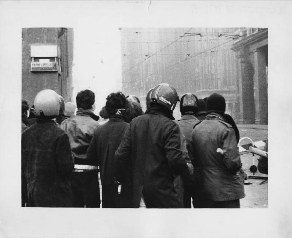 Scontri Polizia anni '70. Milano - Piazza Fontana - Duomo di Milano - Anni di Piombo - Gruppo di manifestanti con caschi