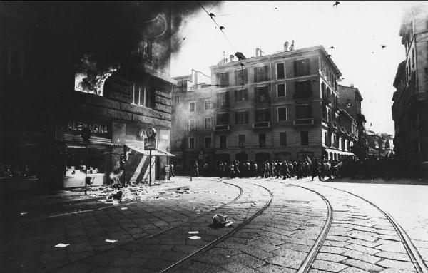 Zibecchi caso. Milano - Strada - Manifestazione Zibecchi - Corteo di manifestanti - Incendio, fumo da un palazzo