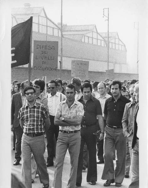 Manifestazioni anni '70. Milano - Stabilimenti Innocenti, esterno - Manifestazione operaia, sciopero - Corteo operai Innocenti - Cartelli di protesta contro i licenziamenti
