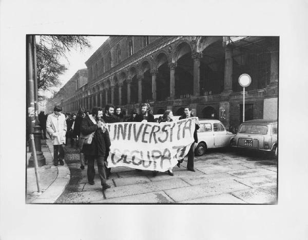 UniversitÃ  occupazione. Milano - UniversitÃ  degli Studi di Milano, esterno - Occupazione, manifestazione - Corteo di studenti con striscione