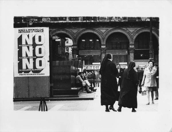Manifestazioni Italia anni '70. Milano - Piazza del Duomo - Manifesto di protesta del Partito Socialista Italiano contro il divorzio - Gruppo di persone, suore